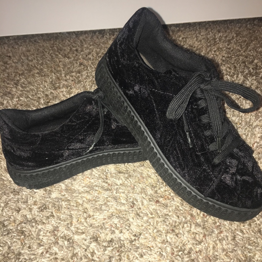 Rouge, Black velvet platform shoes